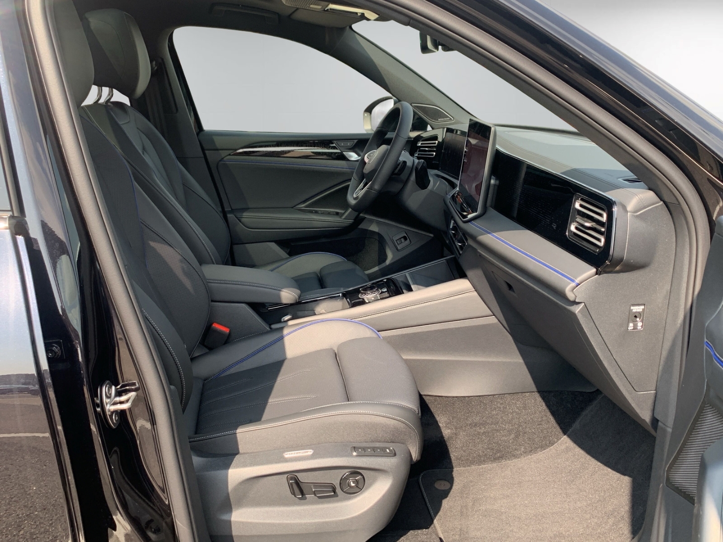 Tiguan 2.0 TDI 4M R-Line AHK Pano Navi Leder ACC