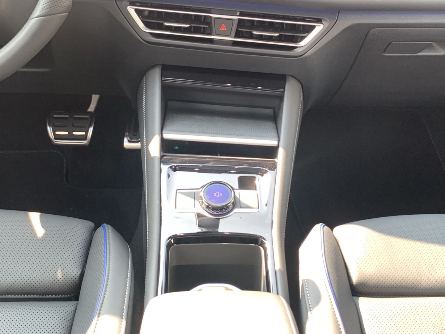 Tiguan 2.0 TDI 4M R-Line AHK Pano Navi Leder ACC