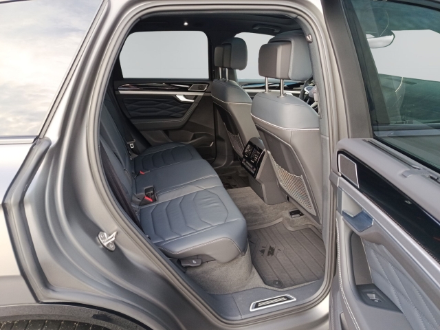 Touareg 3.0 TDI 4M R-Line Pano AHK 22'' Luftfed.