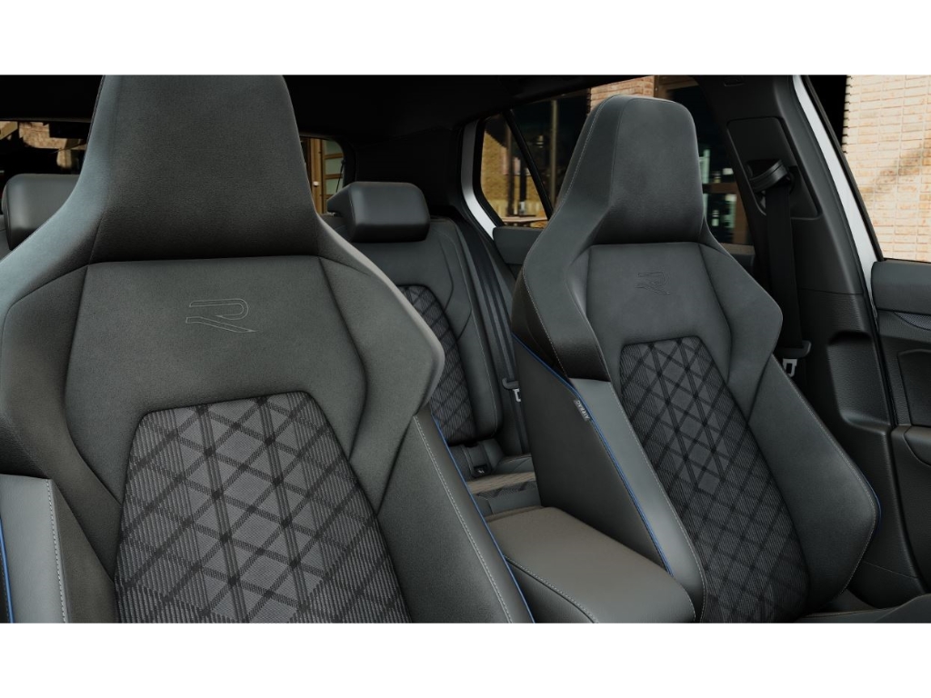 Golf VIII 1.5 eTSI R-Line DSG BlackStyle AHK ACC