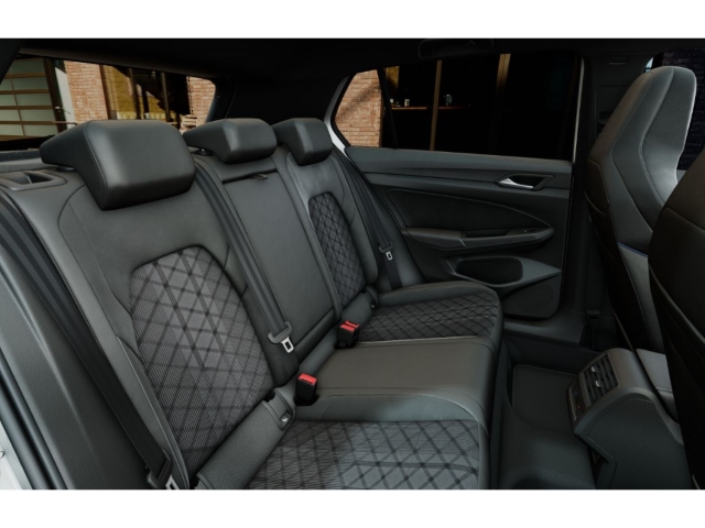 Golf VIII R-Line 1,5 eTSI DSG ACC RFK SHZ