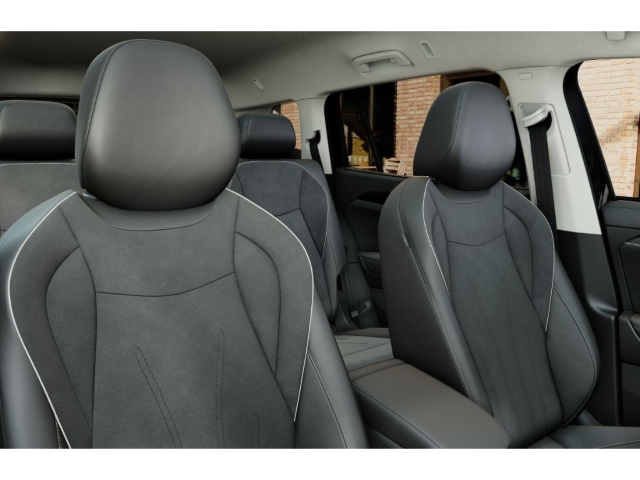 Tayron Elegance 2,0TDI DSG AHK HUD AreaView Matrix