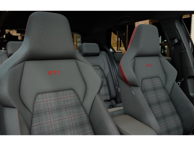 Golf VIII GTI 2,0 TSI DSG AHK 19''LM RFK SHZ Black