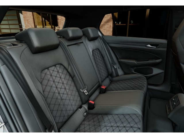 Golf VIII R-Line 1,5 TSI  6-Gang AHK ACC Black Style