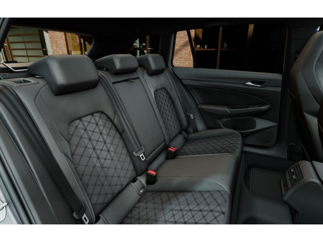 Golf VIII Variant R-Line 1,5 eTSI DSG AHK ACC RFK SHZ